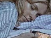 duermas celular bajo almohada.