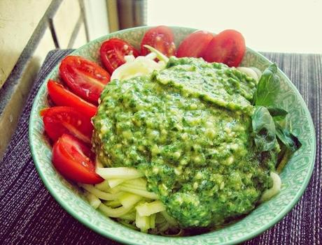 Espaquetis crudiveganos de calabacín al pesto