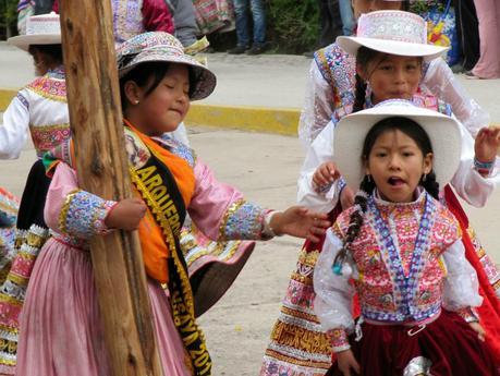 Chivay en multicolor: Danza la raza