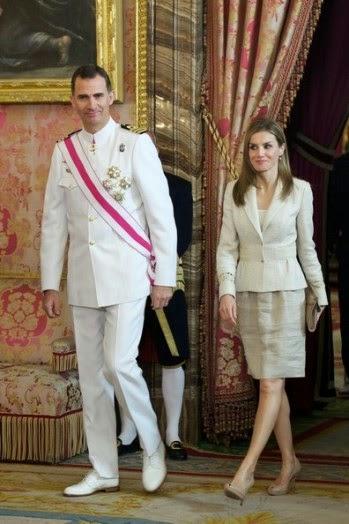 Dña. Letizia repite traje de Felipe Varela de lino, en el desfile de Las Fuerzas Armadas