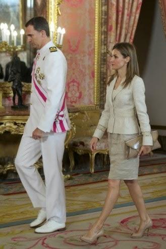 Dña. Letizia repite traje de Felipe Varela de lino, en el desfile de Las Fuerzas Armadas