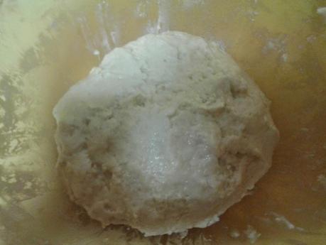 Pastel brioche con manzanas y avellanas