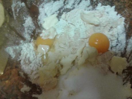 Pastel brioche con manzanas y avellanas