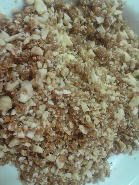 Pastel brioche con manzanas y avellanas