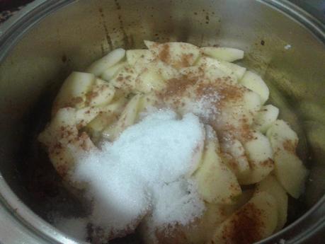 Pastel brioche con manzanas y avellanas