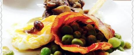 Guisantes con bacón y pastel de setas y huevo poché 5