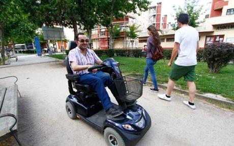 ´Dejar mi silla de ruedas en el portal no es un capricho, es una necesidad´