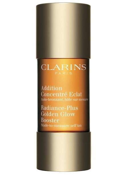 Cómo aplicar (bien) el autobronceador Addition Concentré Eclat de Clarins. Mezcla tres gotas con tu tratamiento de día o de noche, y obtendrás un rostro bronceado.