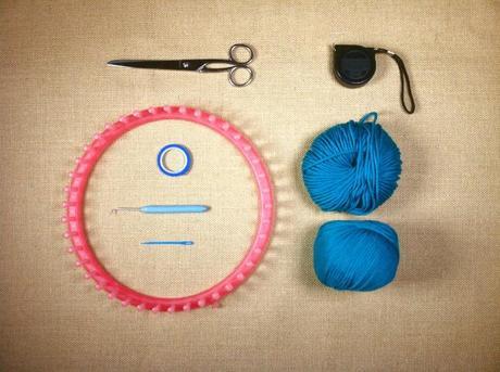 Teje un gorro caído con visera en telar circular Materiales Tutorial DIY gorro caído con visera en telar