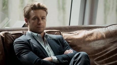 Patrick Jane sentado en su sofá.