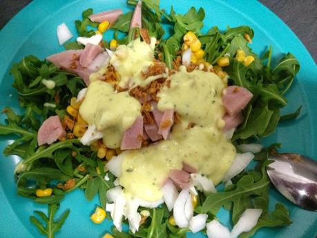 Ensalada de rúcula con salsa de yogurt natural