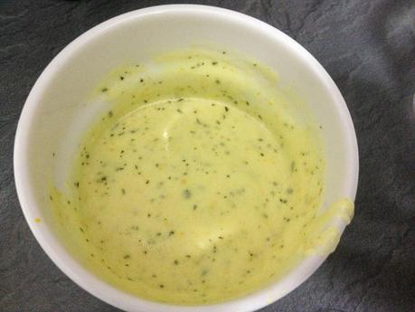 Ensalada de rúcula con salsa de yogurt natural