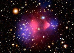 Cúmulo Bala. Es una imagen del choque entre dos cúmulos de galaxias. En rojo se representa la materia ordinaria, y en azul, la materia oscura. 