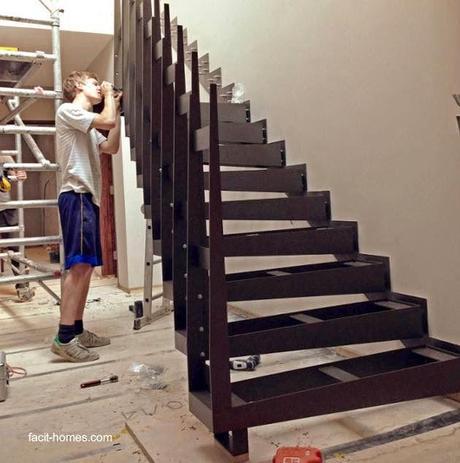 Esta escalera va terminada con piezas de madera Construcción de escalera interior
