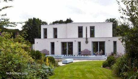 Contrafrente de la casa expuesta en la primera foto Casa moderna construida de madera con sistema innovador