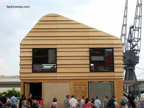 Diseño original con una curva a nivel de la cumbrera Casa moderna de dos plantas construida en seco con madera sistema D-Process