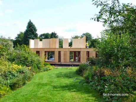 Etapa del proceso en el nivel alto Casa moderna de madera en construcción