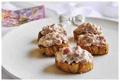 Tostaditas de cereales con crema de jamón ibérico