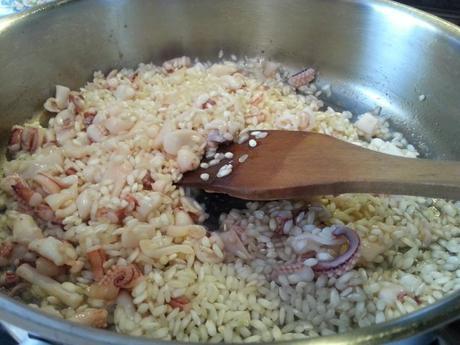 Risotto calamares y azafrán – Risotto calamari e zafferano risottocalamarizafferano3