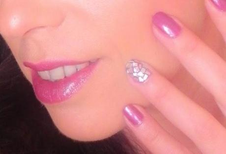 De labios y uñas: Hoy, morados