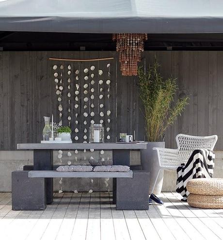 PUFS DE RATTAN EN LA TERRAZA