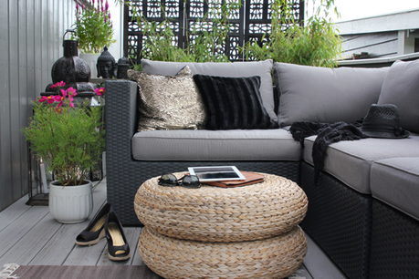 PUFS DE RATTAN EN LA TERRAZA