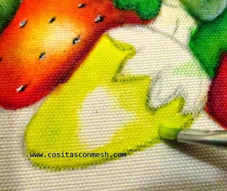 Cómo pintar fresas en tela para la cocina