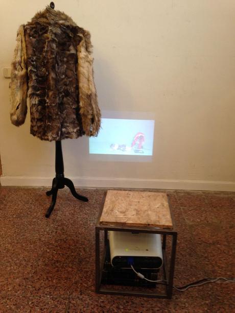 Esquila (2013) ), video de María Sánchez expuesta en Espectácula, proyecto comisariado por Nicola Mariani y José Luis Calderón dentro del programa de Arte Open Views 2014.