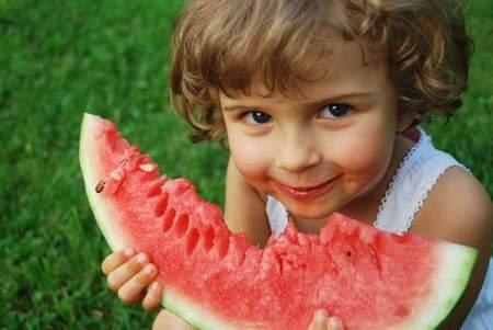 Niña comiendo sano