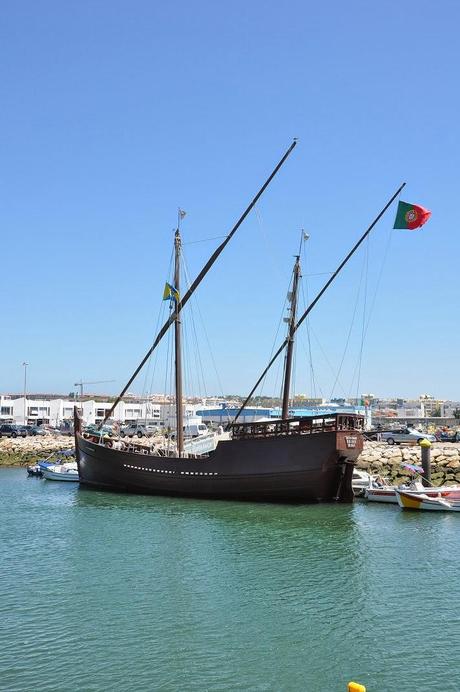 El Algarve se promociona en Andalucía a bordo de una nave