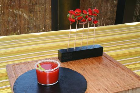 BLOODY MARY CON BROCHETA DE ANCHOAS Y FRESA