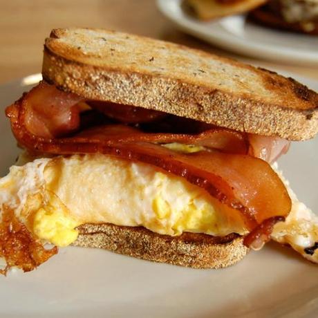 mile-end-breakfast-sandwich
