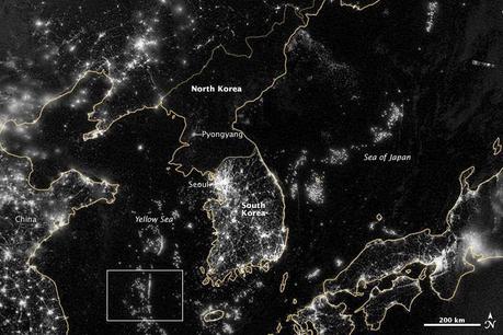 LA FRONTERA ENTRE LAS DOS COREAS (Paralelo 38) EN UNA FOTOGRAFÍA NOCTURNA DE LA NASA