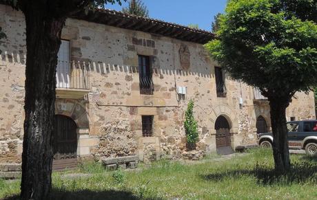 Viaje a ninguna parte. Tocando el cielo. Palacete nobiliario a la entrada de Barbadillo de Herreros.