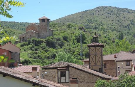 Viaje a ninguna parte. Tocando el cielo. Canales, con su peculiar ermita de San Cristóbal.