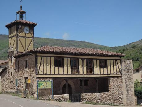 Viaje a ninguna parte. Tocando el cielo. Casa consistorial de Canales.