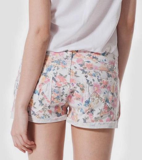 Shorts flores stradivarius
