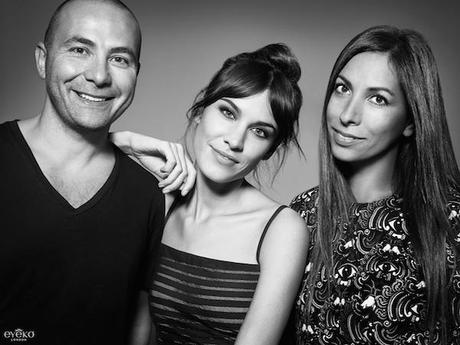 Alexa Chung, entre Max y Nina, fundadores de la firma.