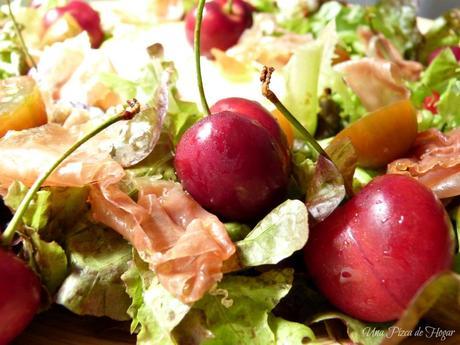Ensalada de Queso Brie, Jamón Ibérico  y Cerezas.