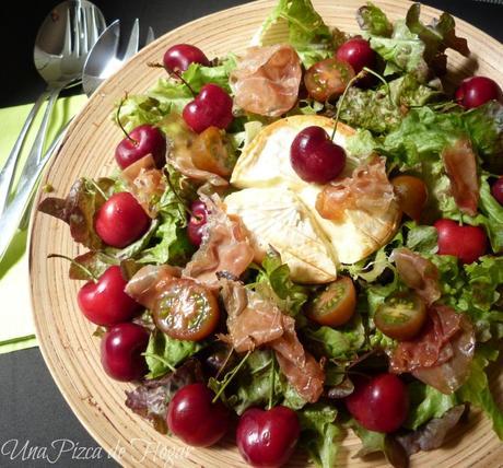 Ensalada de Queso Brie, Jamón Ibérico  y Cerezas.