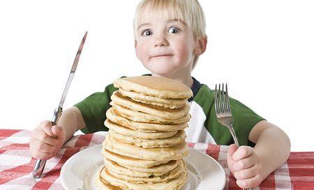 niño jugando con la comida