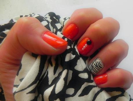 De labios y uñas: Hoy, rojo (look, manicura & outfit)