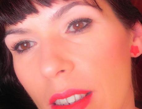 De labios y uñas: Hoy, rojo (look, manicura & outfit)