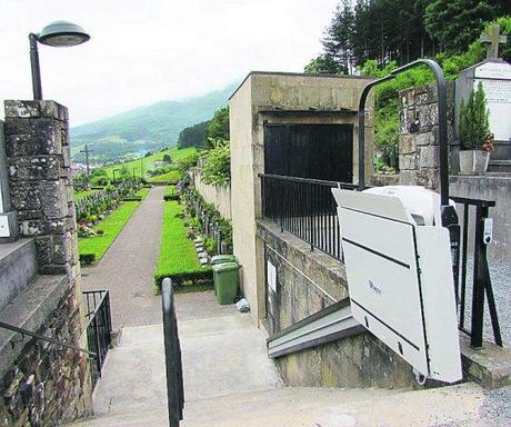 Colocada la plataforma salvaescaleras del cementerio de Oñati