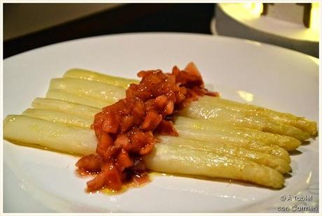 Espárragos con Vinagreta de Tomate y Jamón