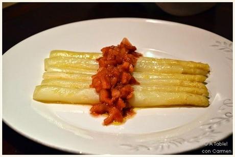 Espárragos con Vinagreta de Tomate y Jamón