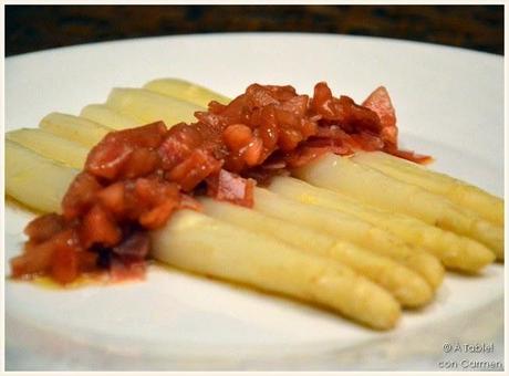 Espárragos con Vinagreta de Tomate y Jamón