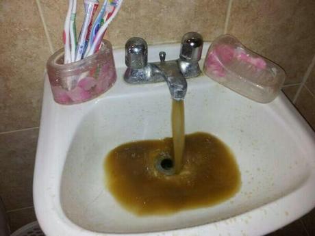 Así es el agua que consumen en Venezuela