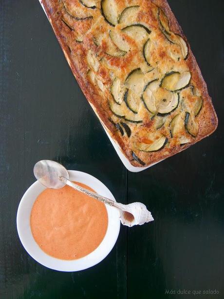 Pastel de calabacín y salchichas con mahonesa de piquillos