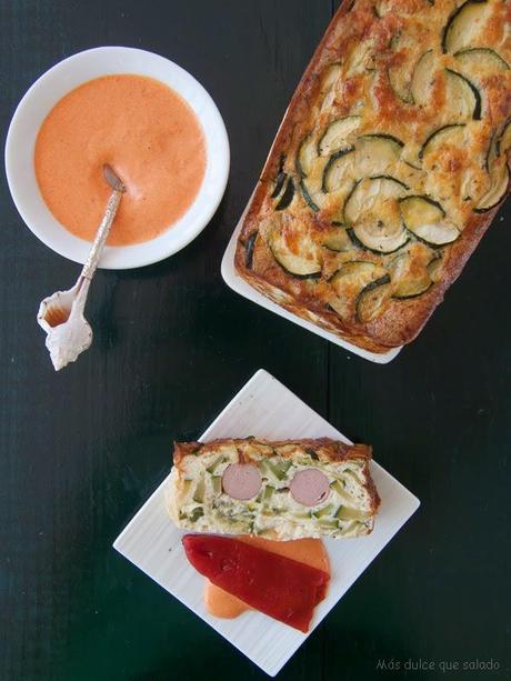 Pastel de calabacín y salchichas con mahonesa de piquillos